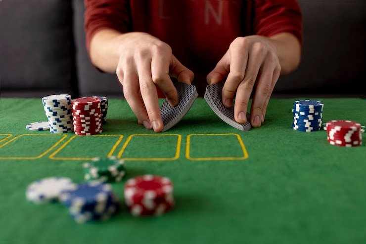 Pengguna membaca panduan responsible gaming dan kebijakan joker888 dari perangkat mobile
